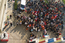 818245 Afbeelding van een protestbijeenkomst van medewerkers van de Belastingdienst te Utrecht die actie voeren voor ...